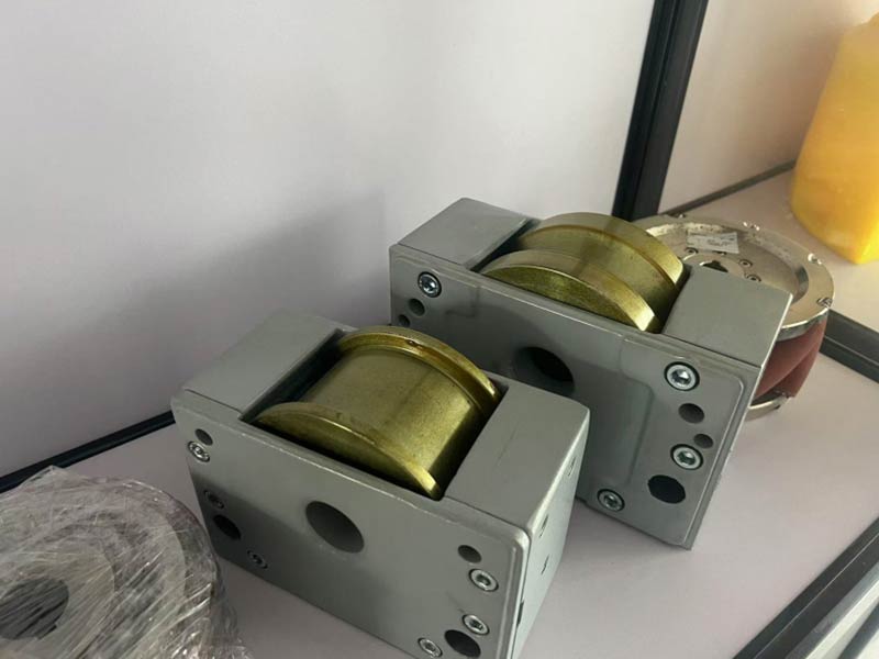 凹形行走轮箱如何适应导轨的